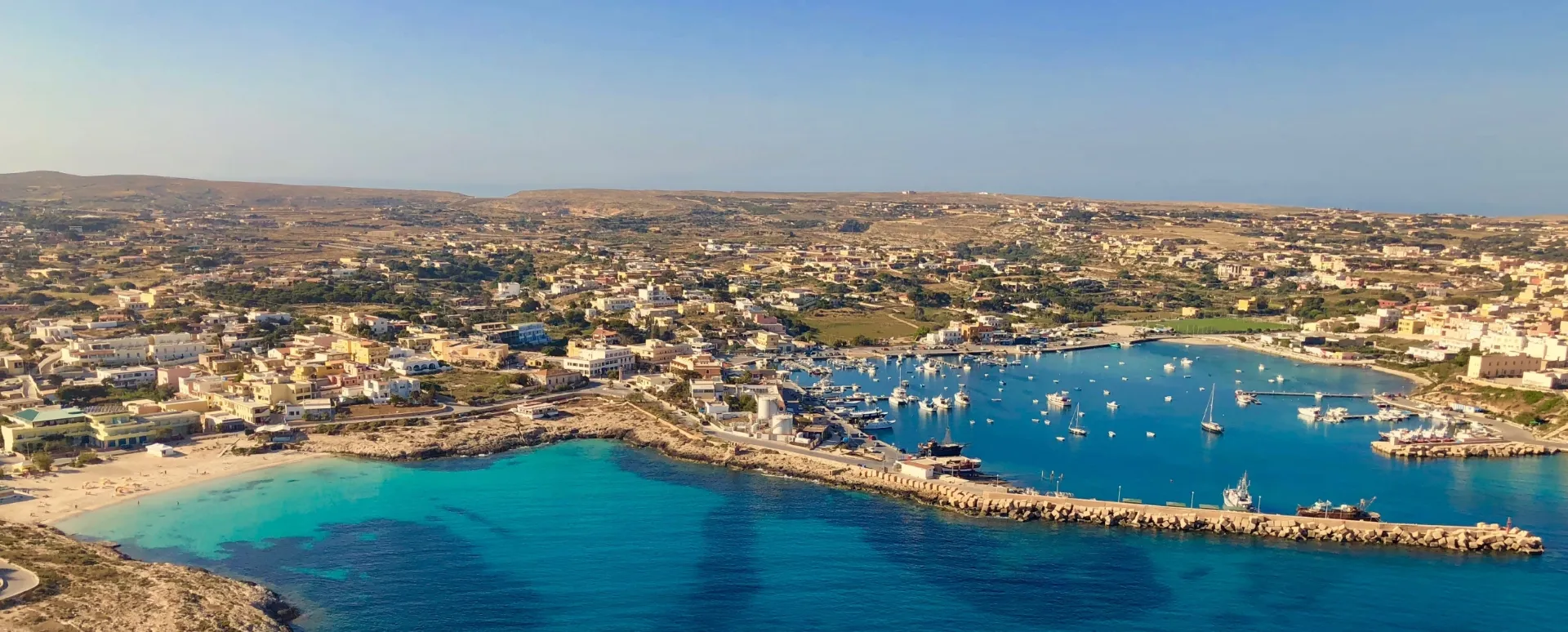 Veduta aerea della Spiaggia dei Conigli a Lampedusa con mare turchese cristallino
